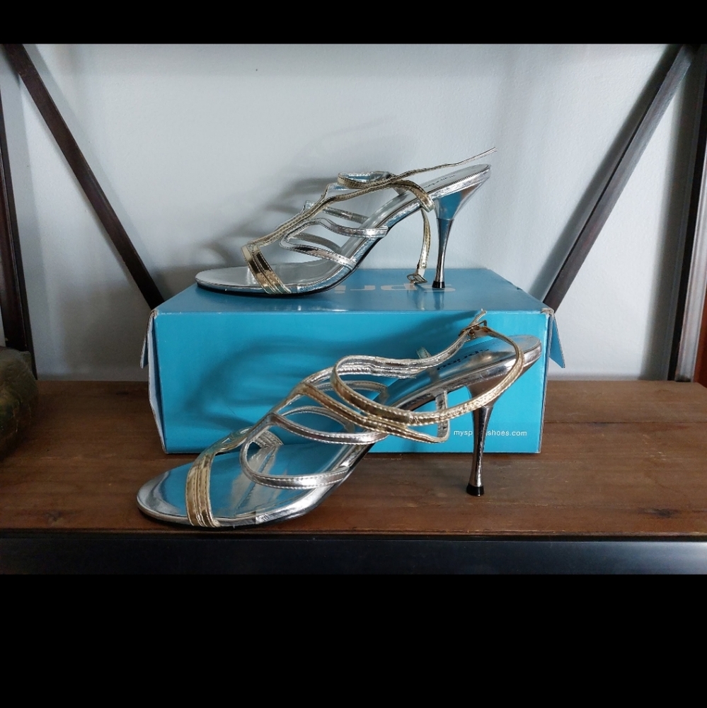 NEW 2000s spring metallic heels